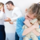 Forældre der skændes mens barn krammer sin bamse- skilsmisse og børn