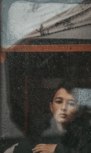 dreng i vindue- forældrefremmedgørelse